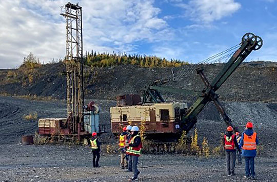 Vieux équipements miniers sur le site de Clinton Creek.