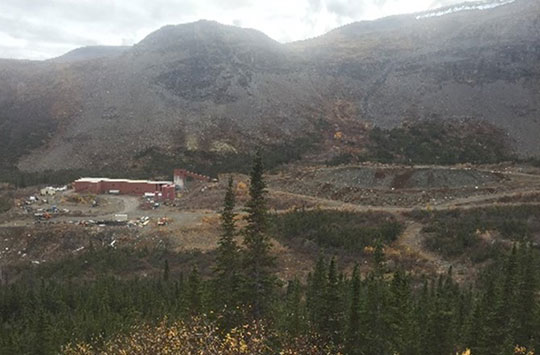 Des bâtiments sur le site de la mine de la rivière Ketza.