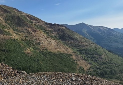 Ancienne mine rivière Ketza, stériles et routes d'exploration minière