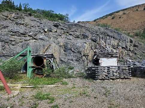 Un portail et un évent pour l'infrastructure d'une mine souterraine
