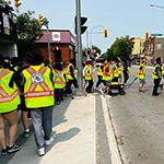 Groupe de bénévoles de la patrouille du Bear Clan dans un quartier de Winnipeg