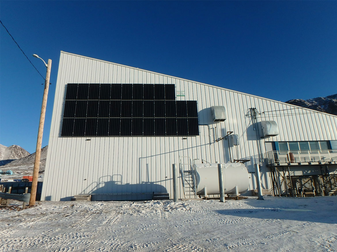 Vue d’ensemble des panneaux solaires installés sur la façade du centre communautaire.
