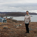 Leena se tient devant l'océan, à Iqaluit.