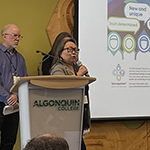 Lucy Grey, le Dr Pierre Ayotte et le Dr Barak se présentent sur scène avec un diaporama.