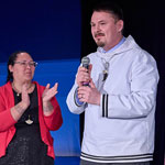 La présidente Kotierk applaudit alors qu'elle rejoint les premiers ministres sur scène pour la soirée de célébration.