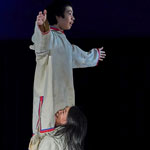 Deux artistes du cirque Arctcirq sur scène.