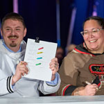 Photo du premier ministre Akeeagok brandissant l'accord.