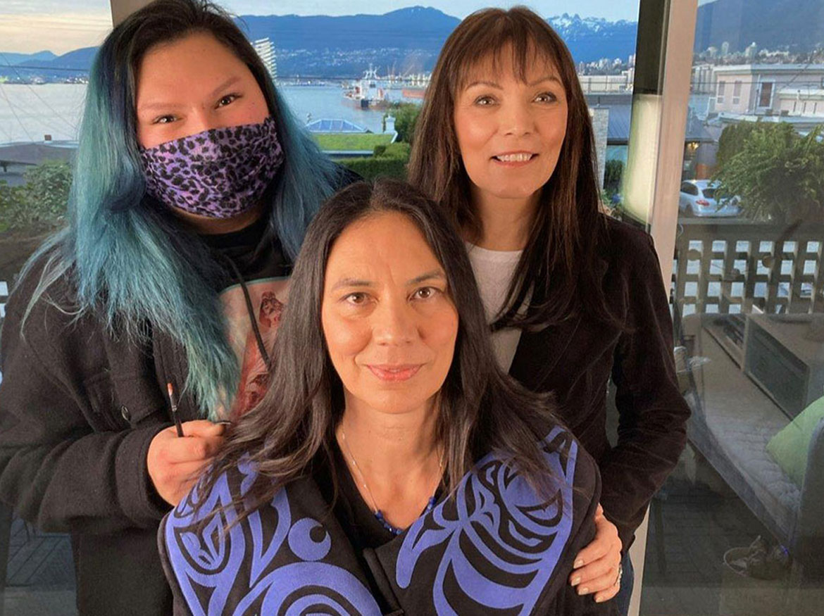 Elizabeth McLeod à côté des membres de la distribution Gail Maurice (assise), Carla-Rae (debout).