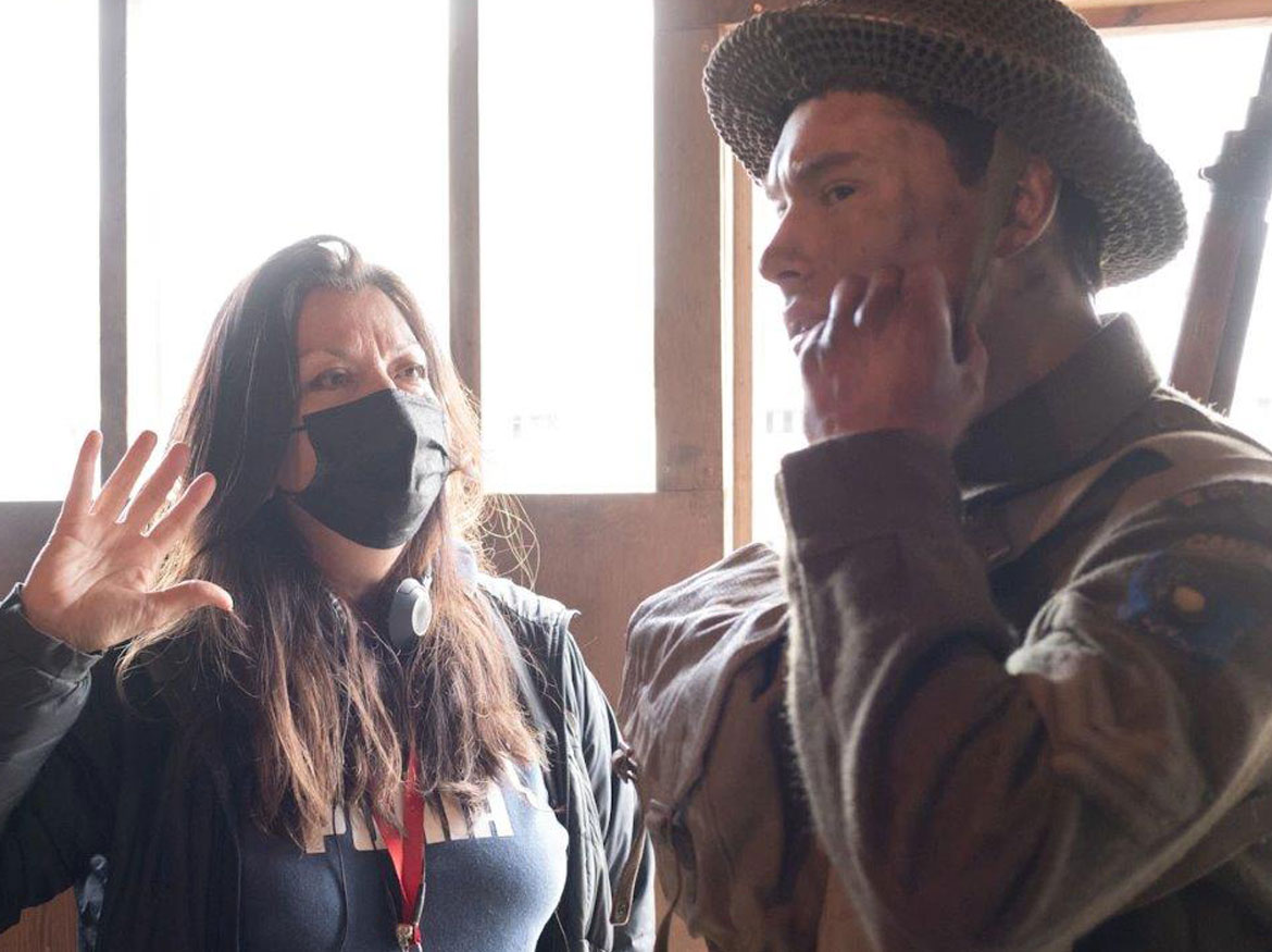 La réalisatrice Marie Clements s'entretient avec un acteur sur le plateau de tournage.