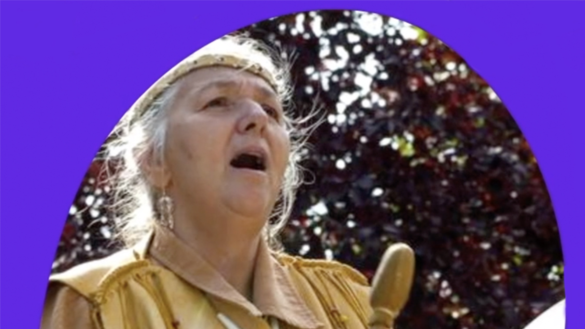 Grand-mère Francine Pryer tenant un tambour à main