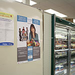 Affiche de Nutrition Nord Canada dans un magasin communautaire.