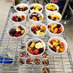 Des échantillons de salade de fruits dans de petites coupes, préparés pendant les cours d’éducation nutritionnelle.