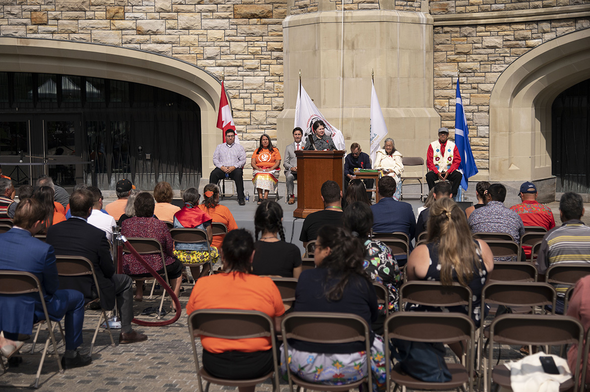 Le premier ministre Justin Trudeau se joint à Stephanie Scott, directrice générale du Centre national pour la vérité et la réconciliation (CNVR), à des survivants et à d'autres invités pour souligner la levée officielle du drapeau des survivants.