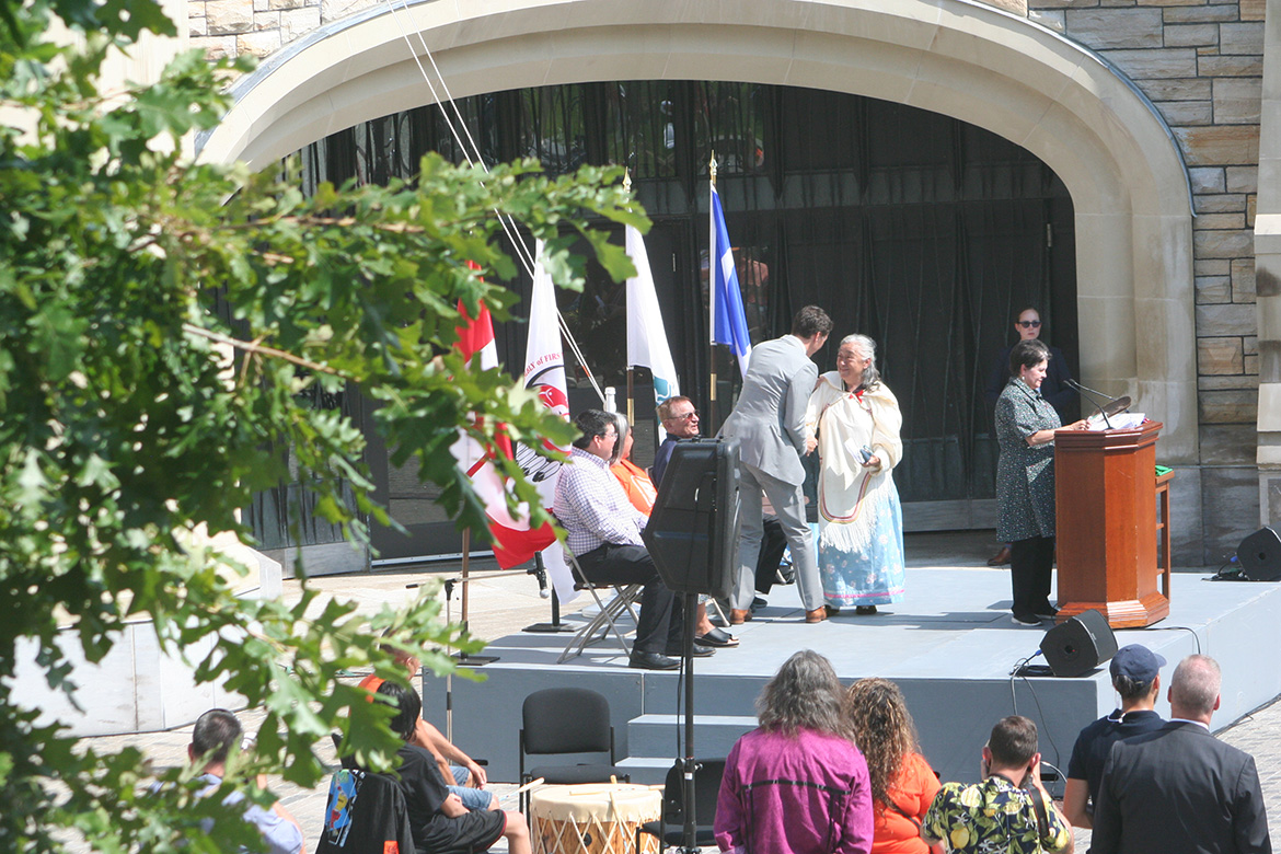 La Dre Brown, survivante inuite, serre la main du premier ministre Trudeau après son discours.