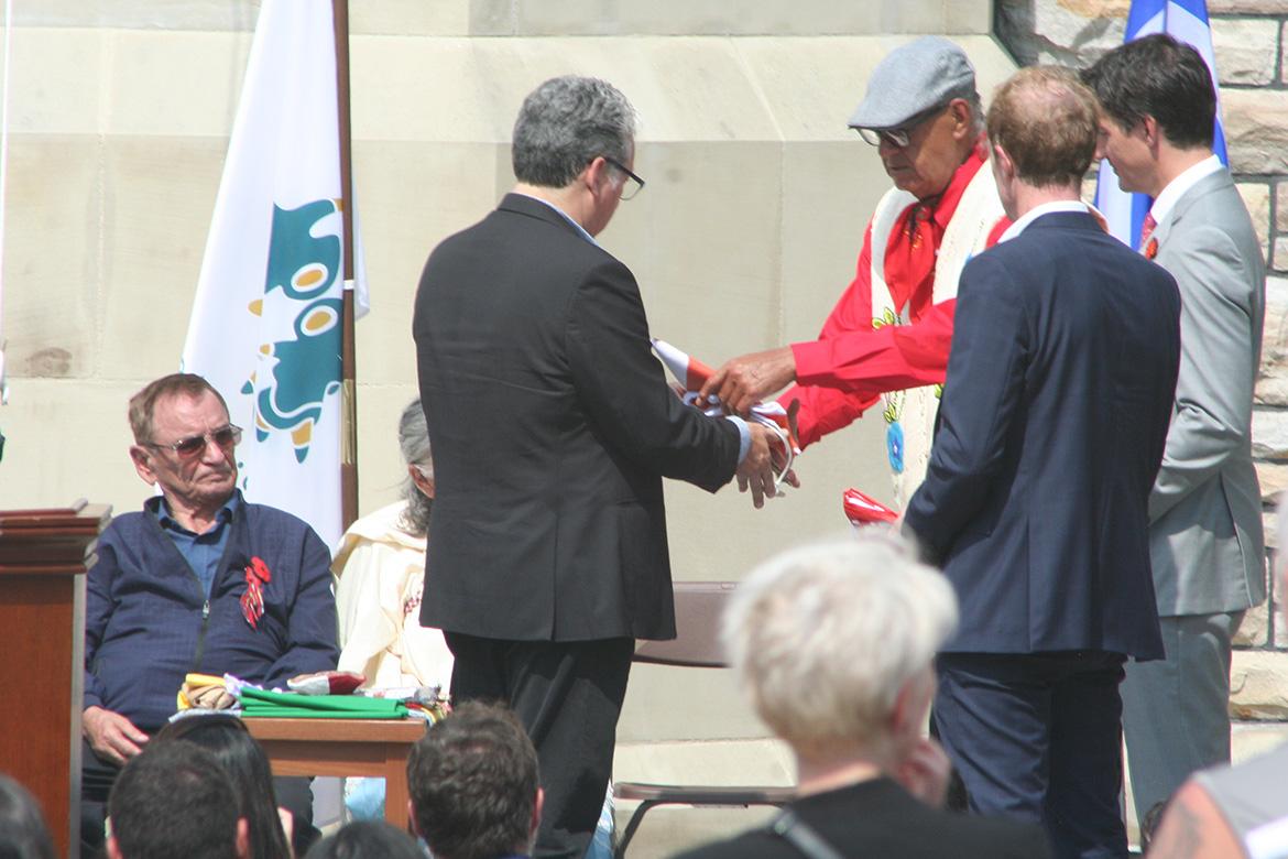 Daniel Vandal, ministre des Affaires du Nord, et Marc Miller, ministre des Relations Couronne-Autochtones, se sont joints au premier ministre pour échanger les drapeaux.