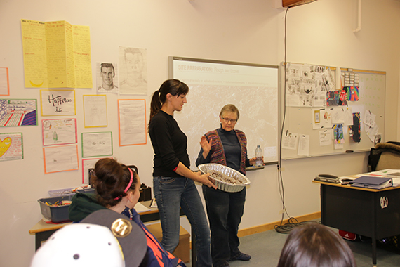 Mary Hewitt, géologue et spécialiste de la revégétalisation, démontre une technique de plantation appelée "meuble et inégale".