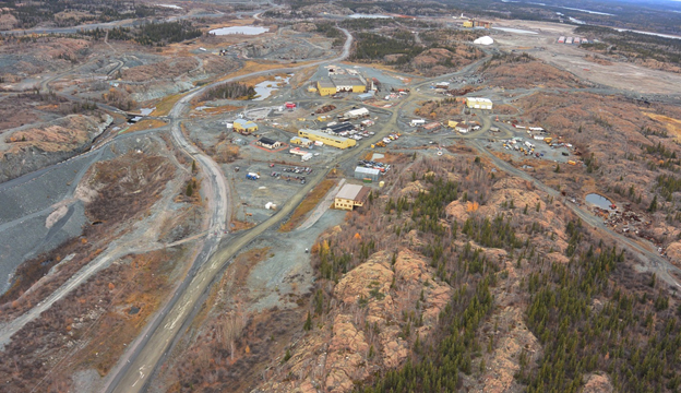 Cette photo offre une vue aérienne du site de la mine Giant.