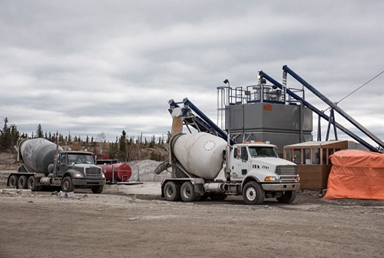 La photo montre des camions à ciment à la centrale à béton de la mine Giant.