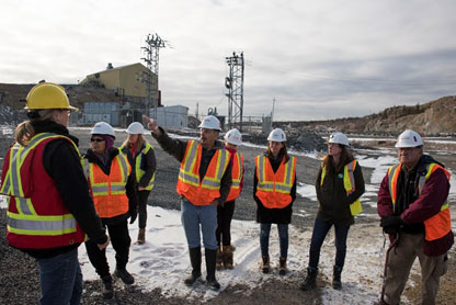 Cette photo montre un groupe de personnes portant de l'équipement de protection individuelle sur le site de la mine Giant.