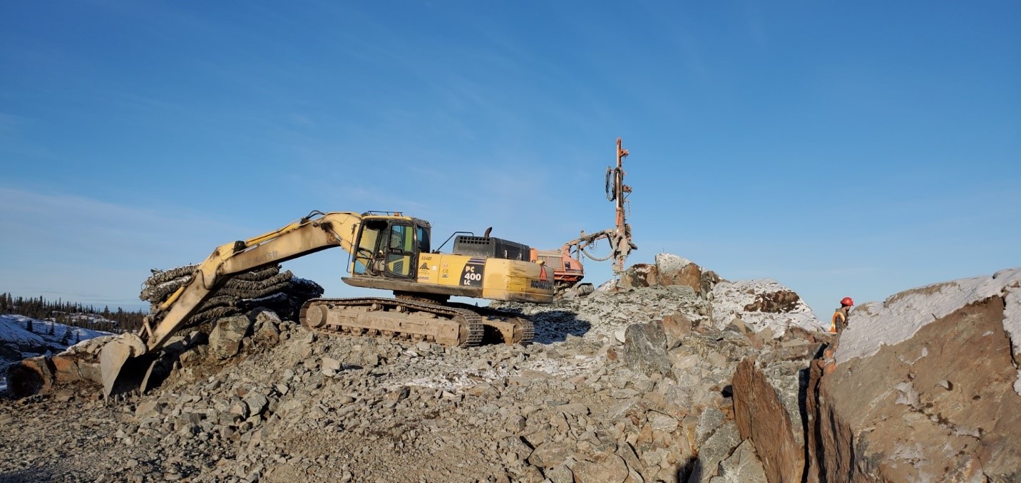 Excavation de roche dynamitée et de sol contaminé durant la construction de la plateforme de congélation AR1.